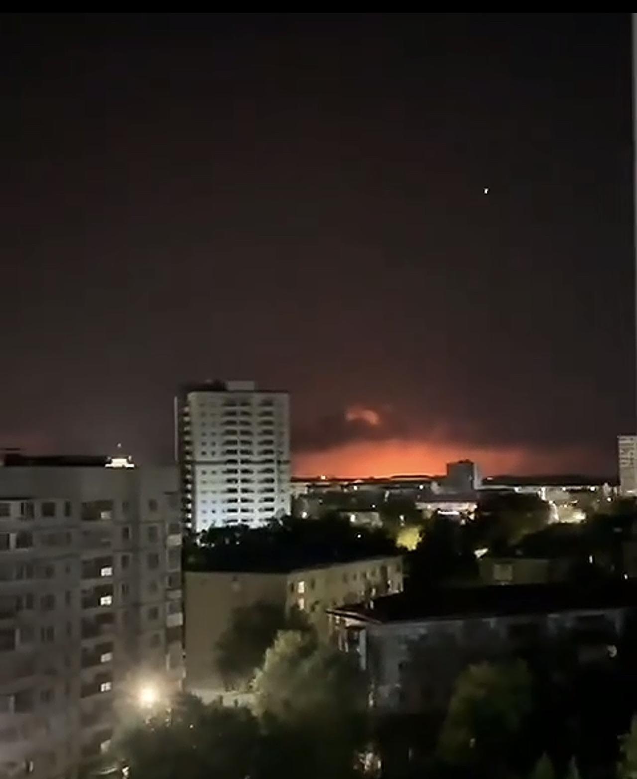 大俄两地炼油厂被去能源化！乌克兰的无人机又出发远方了，这次的目标是萨拉托夫炼油