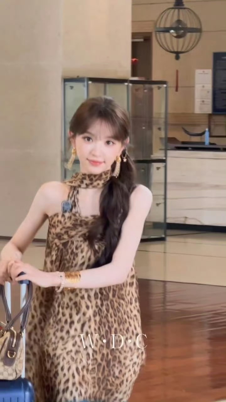 田曦薇豹纹挂脖上衣造型，被薇薇这只漂亮的豹纹小猫咪挠了一下心脏🥰