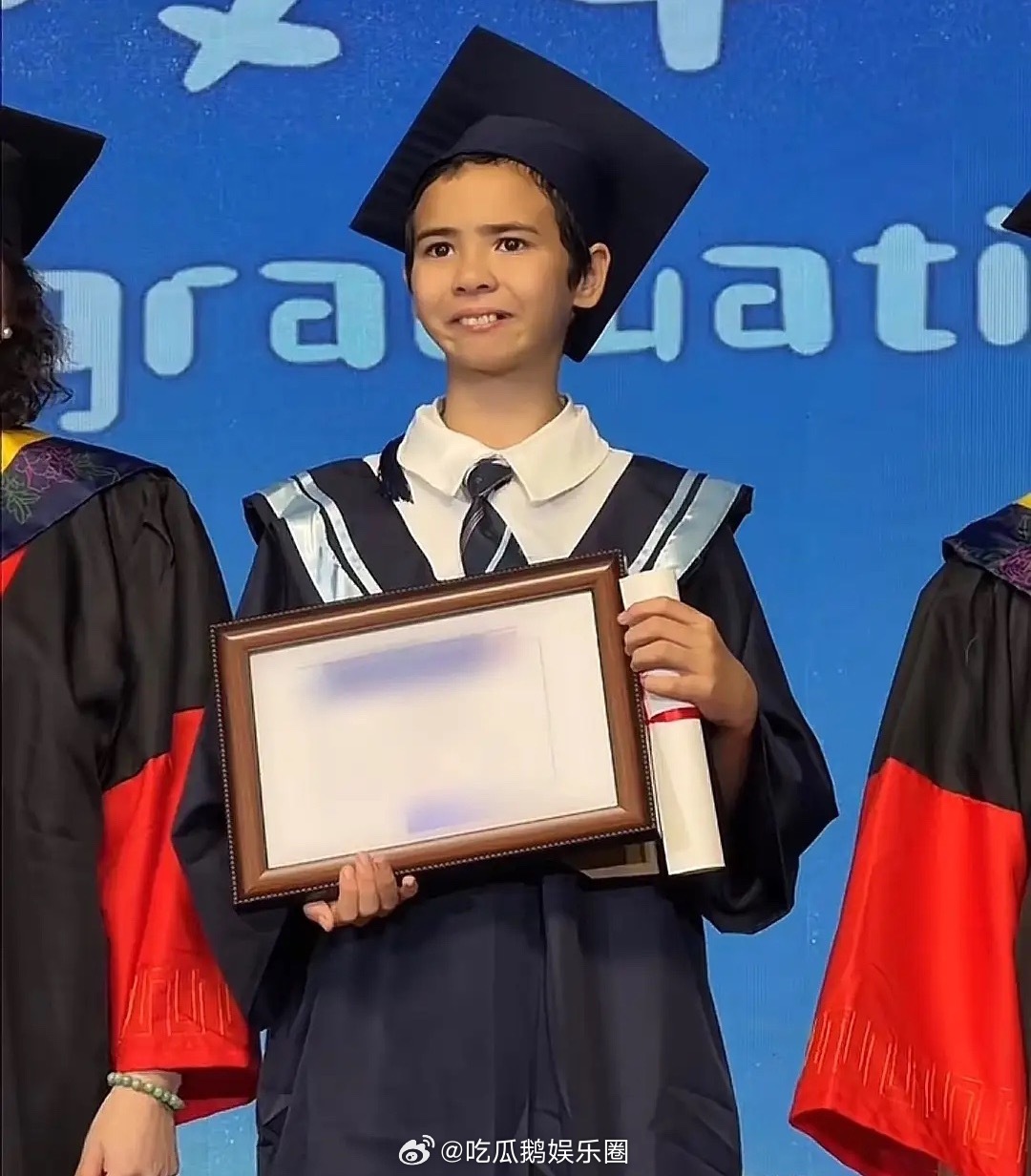 张纪中夫妇参加大儿子小学毕业典礼，马丁是中法混血儿，才11岁个头那么高，比同龄人