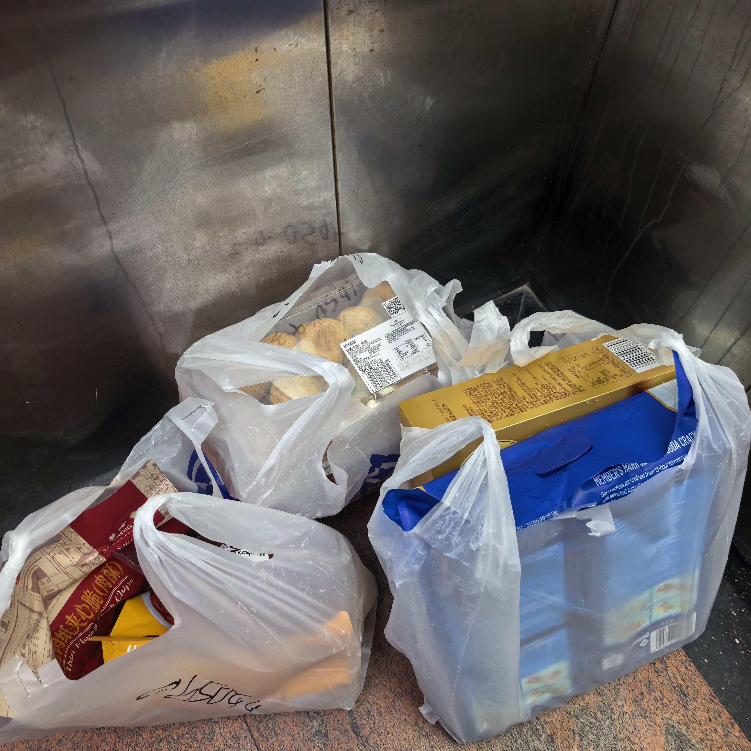 山姆被约谈我只是买点小零食而已，没那么严重吧那山姆超市都有质量问题，其它超市
