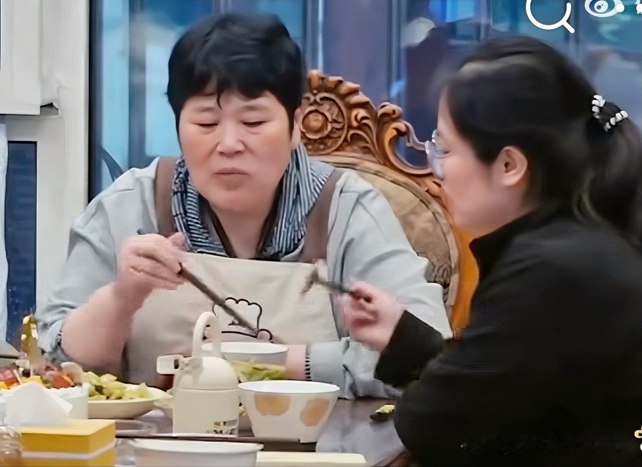 “房主任”的确是天天卖惨，她的两个女儿，也的确是在打压的环境下长大的，网友都说