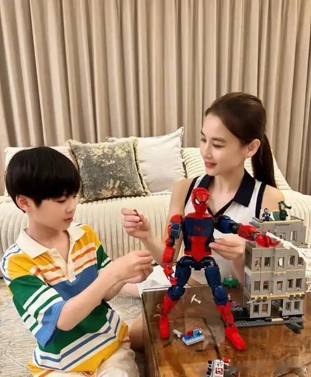 黄圣依晒出和小儿子的暑假亲子照！9岁杨安麟完全遗传了妈妈的高颜值，软萌好可爱
