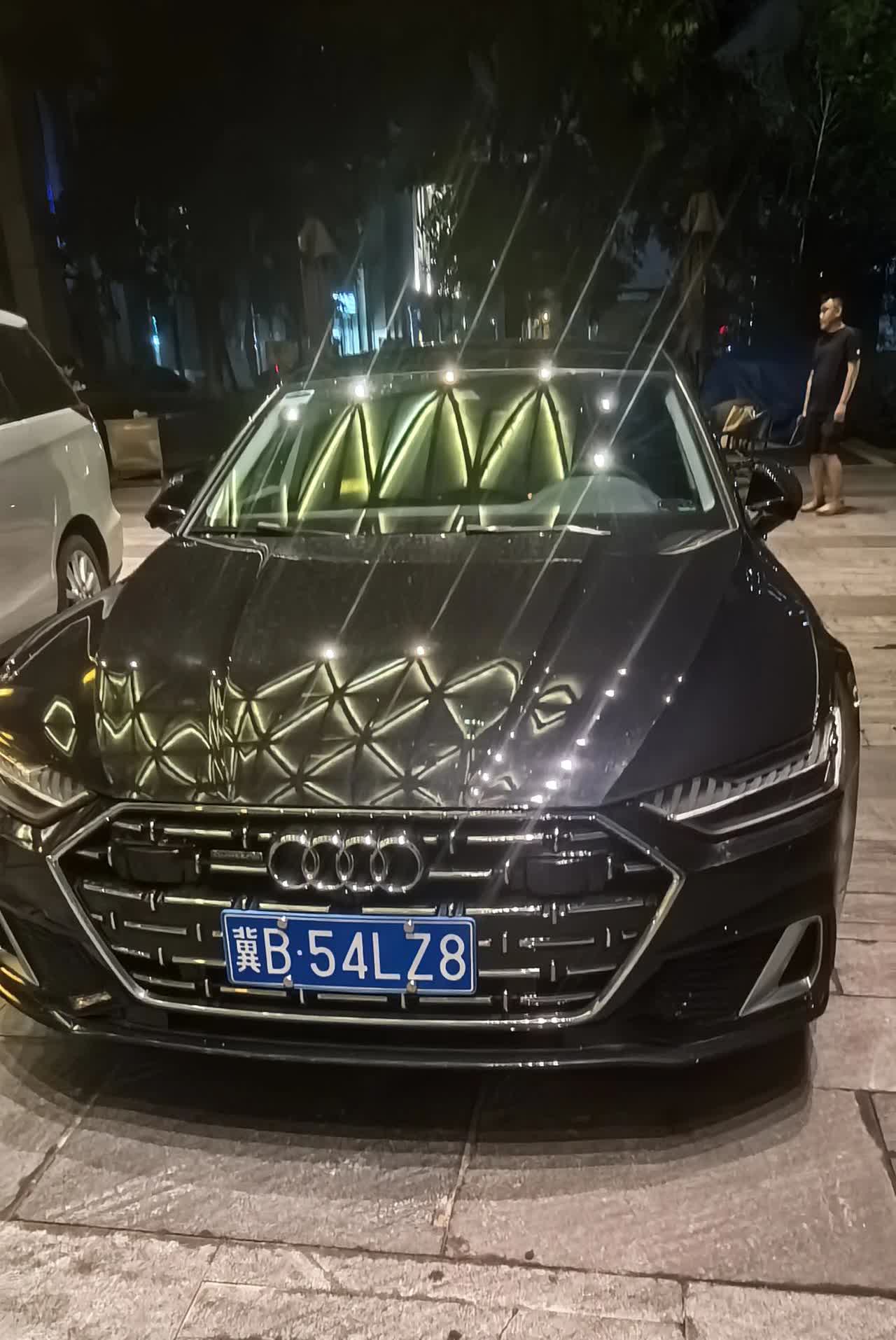 奥迪A7L与奥迪A6L价格相差不多，而且奥迪A7L的颜值、性能相对来说都更好，销