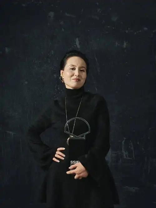 最近我们的舆论场两个女人各自引发了一场风暴。她们各自都在国外获奖了。赵箫泓获得