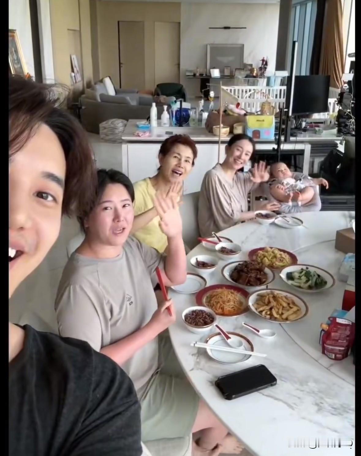 张檬的韩国婆婆和小姑子来看宝宝Dylan，还特意捎来小金子。一进门，张檬的婆