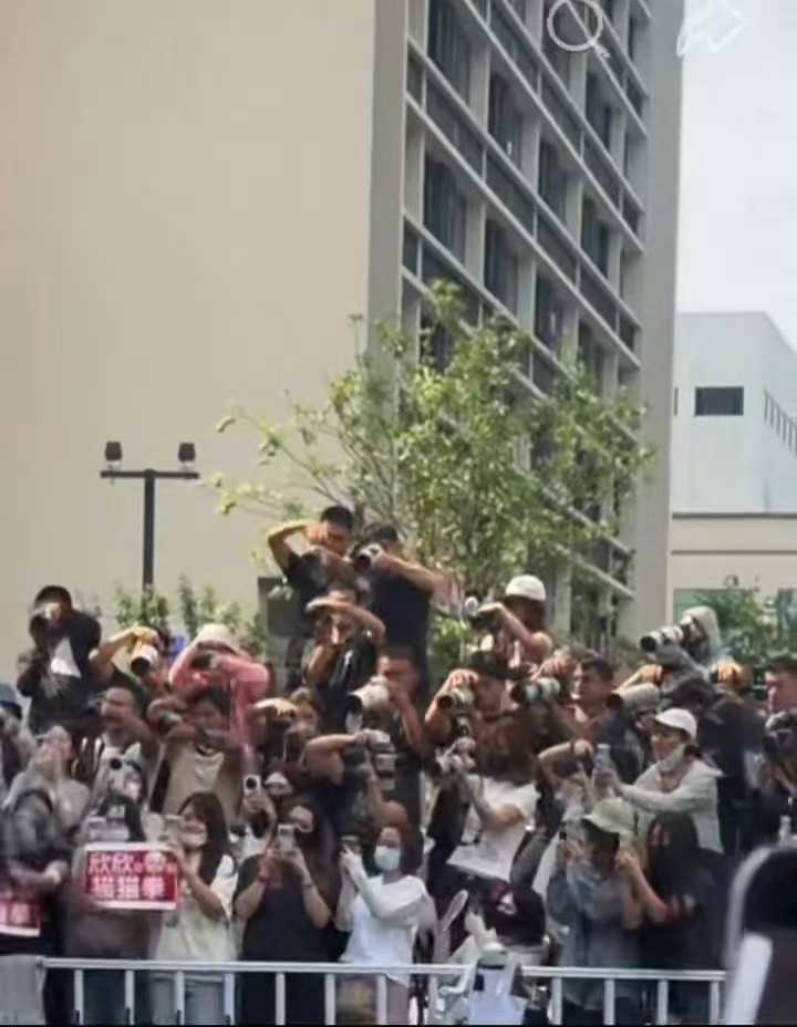所有镜头跟着虞书欣移动太可爱了