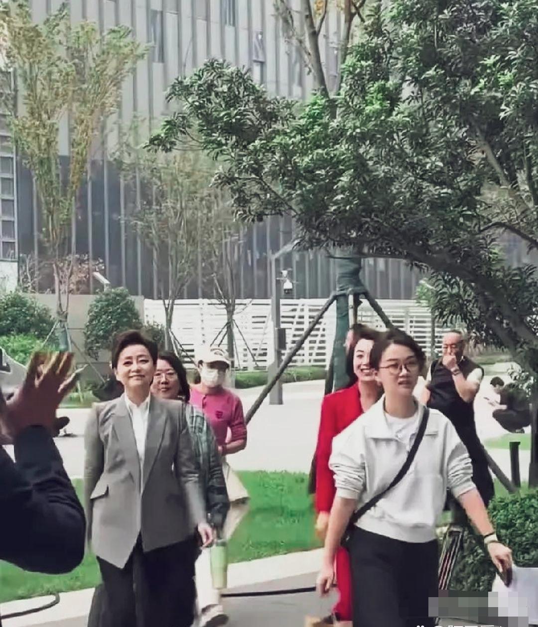 杨澜干练短发，走路带风，气质沉稳，气场十足！