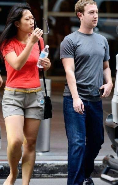 扎克伯格虽然是全球顶级富豪，眼睛盯着35岁华裔老婆，眼睛都移不开其实她看五官的话