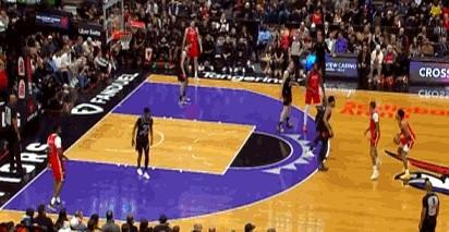 可能谁也没想到，曾经的勇士冠军后卫，如今竟是这般光景。在鹈鹕对阵猛龙的比赛第