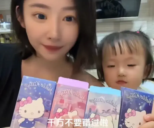 王思聪前女友黄一鸣，也就是王思聪私生子她妈，直播又开始炮轰王思聪，说王当初
