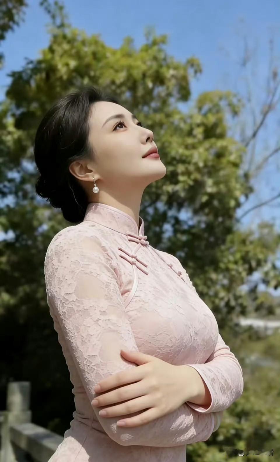 传统服饰更能体现东方女性的美，将完美曲线，展现的淋漓尽致。