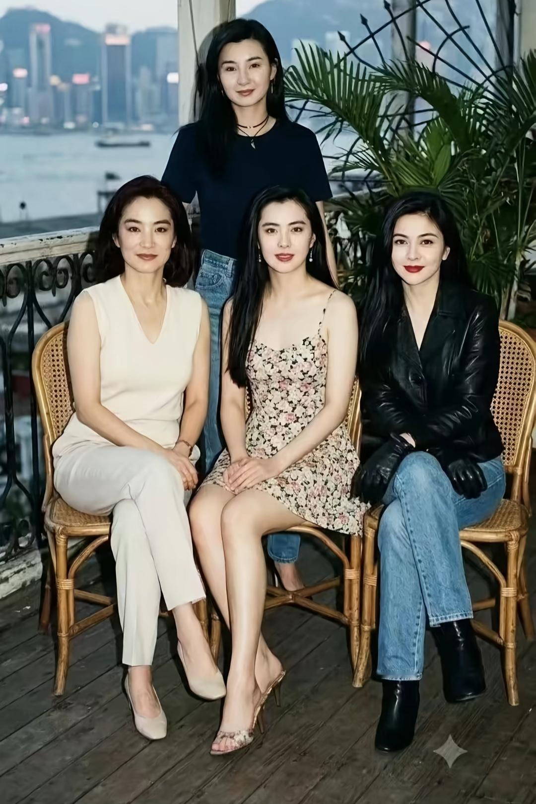 四位美女在阳台上合影，背景好美！1992年合影留念，那时候真年轻漂亮！都认识吧？