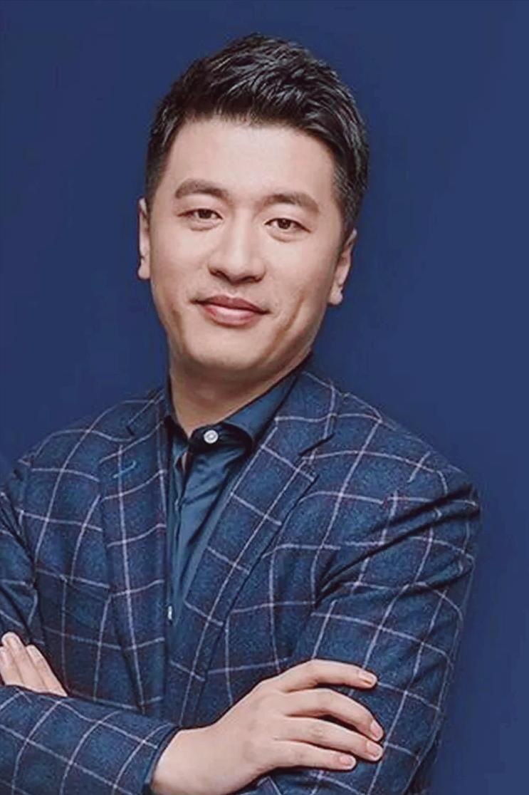 大网红张雪峰说，当年我掏空四年的工资，给父母在东北买了房，他们正在装修的时候，我