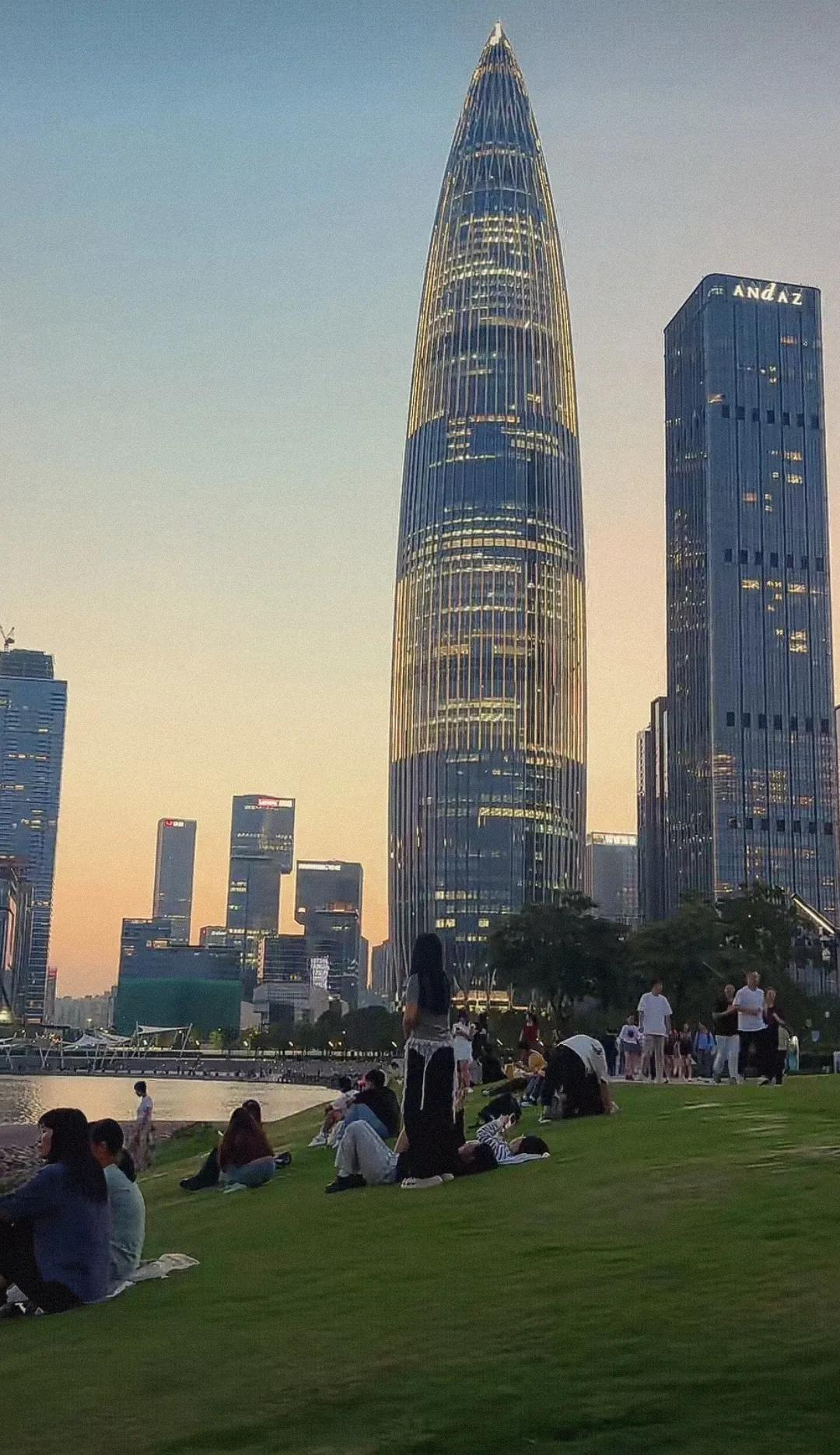 虽然广州基本功更扎实，但是深圳给我的感觉是发展活力更充足，特别是出来遛弯的时候更