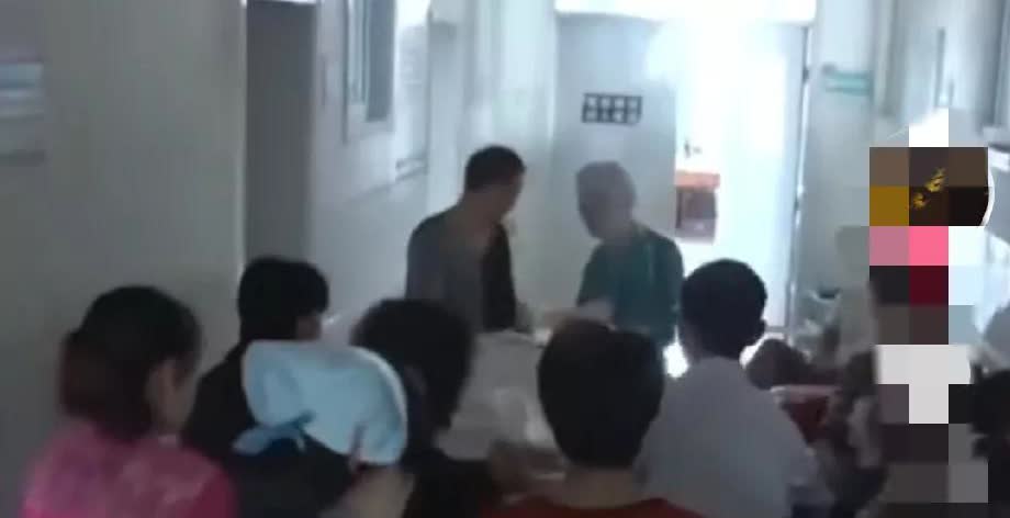 河南32岁男子，不慎掉入2米大的油锅里，全身被烫熟，医生让放弃治疗。谁料，妻子不