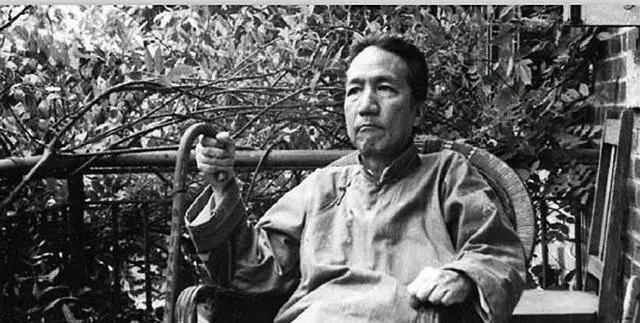 1941年，几个日本兵闯入一位中国老人家中，老人用流利的日语厉声斥责。不料，为首