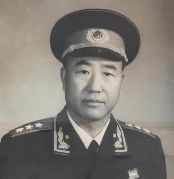 1949年9月18日，董其武正在商议绥远起义部署，特务头子张庆恩带着十