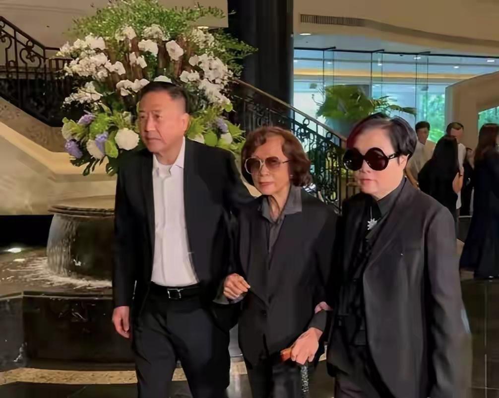 唐鹤德也是那种重情义的人，自己虽然是张国荣的男友，可是因为得到过施南生的照顾，如