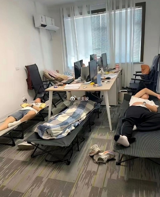 男女同一个办公桌午休，不尴尬吗？