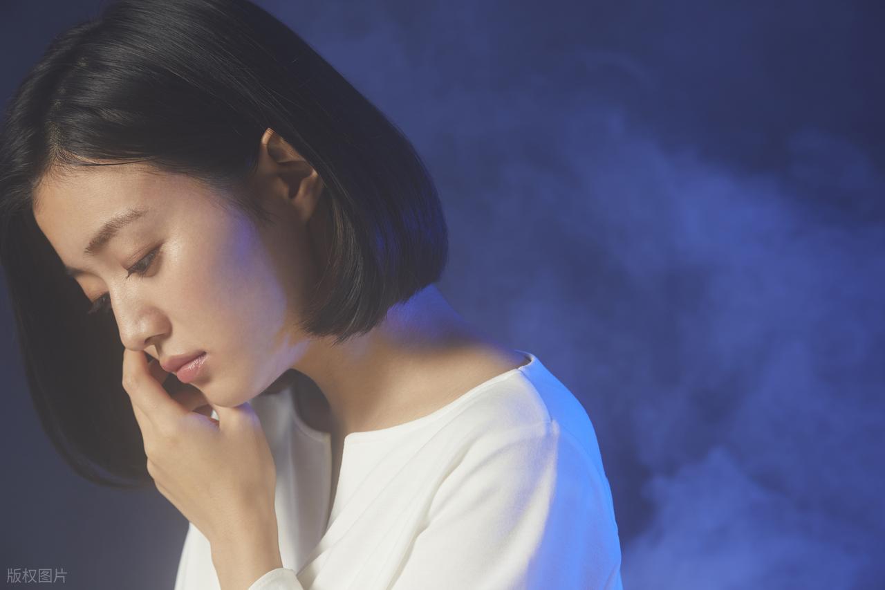 我有个表姐，长得特别漂亮，有点像年轻时候的林心如，看人含情脉脉，一笑还俩酒窝。她