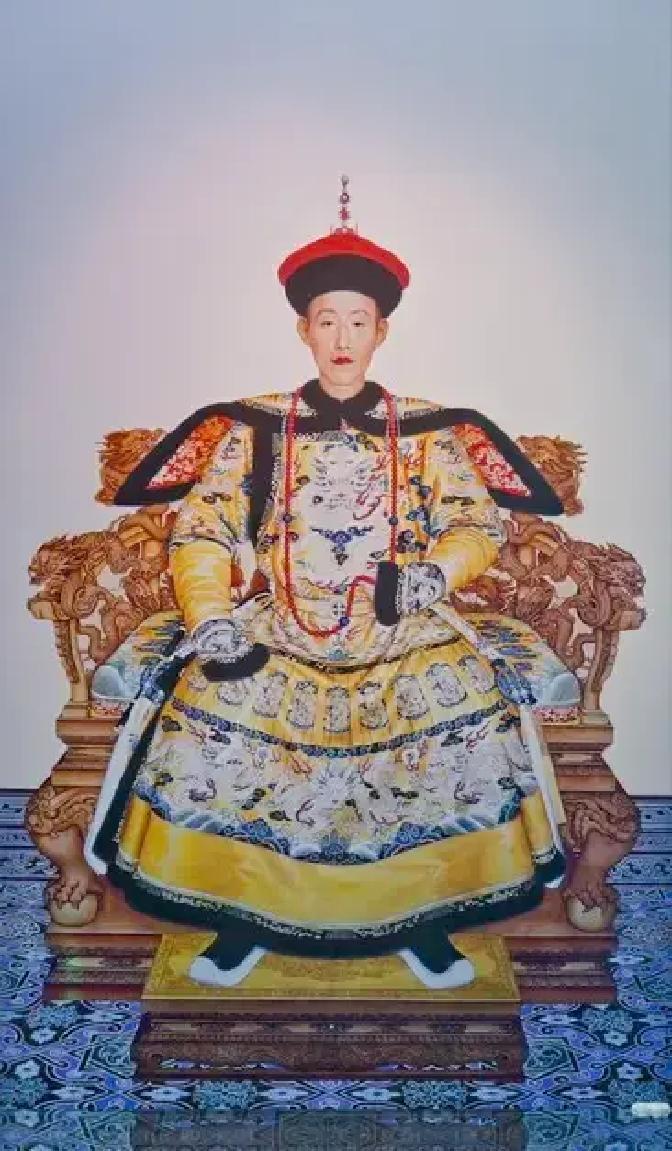 1791年，除夕夜，81岁的乾隆突然下旨，让奴才们去永和宫把78岁的愉妃抬过来，敬事房小太监赶忙劝道