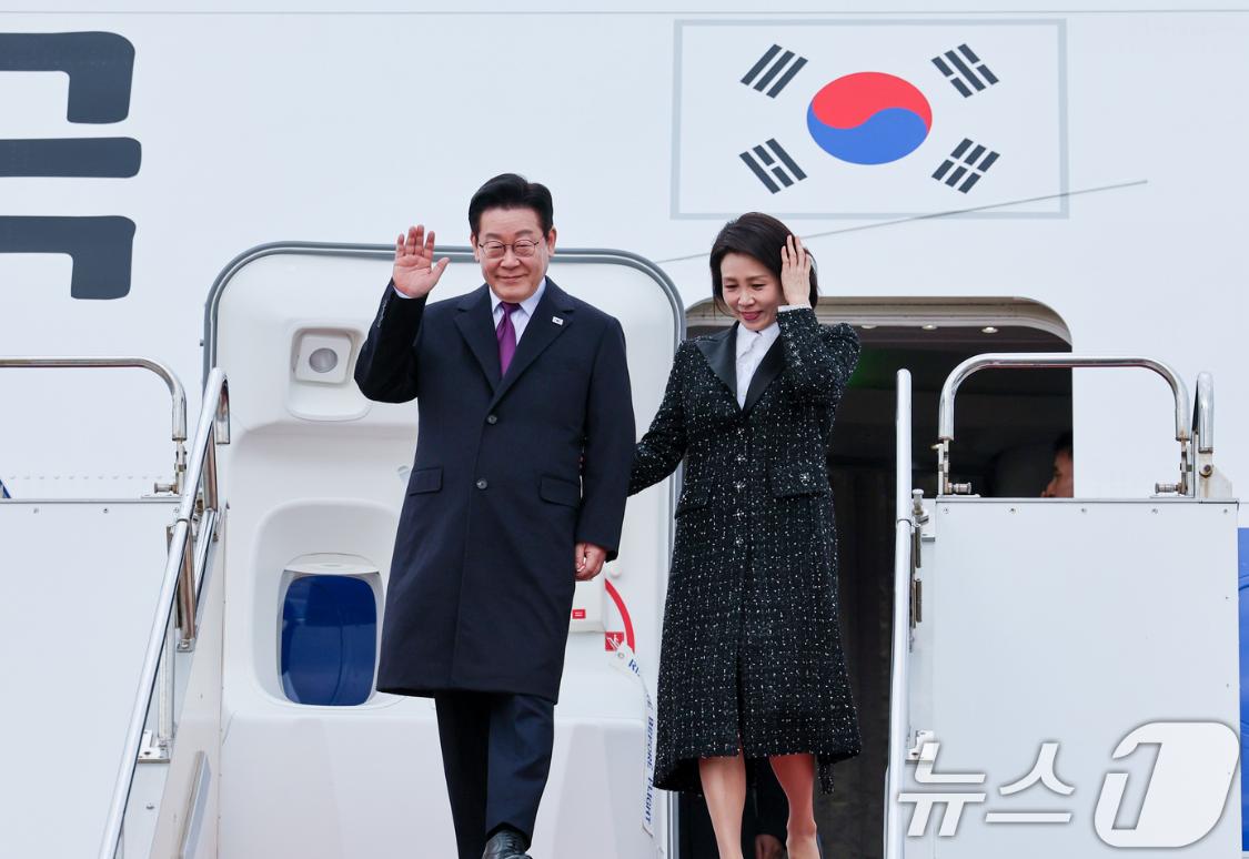 1月13日李在明抵达大阪机场，接机现场与访华时抵达北京机场，差的不是一星半点儿呀