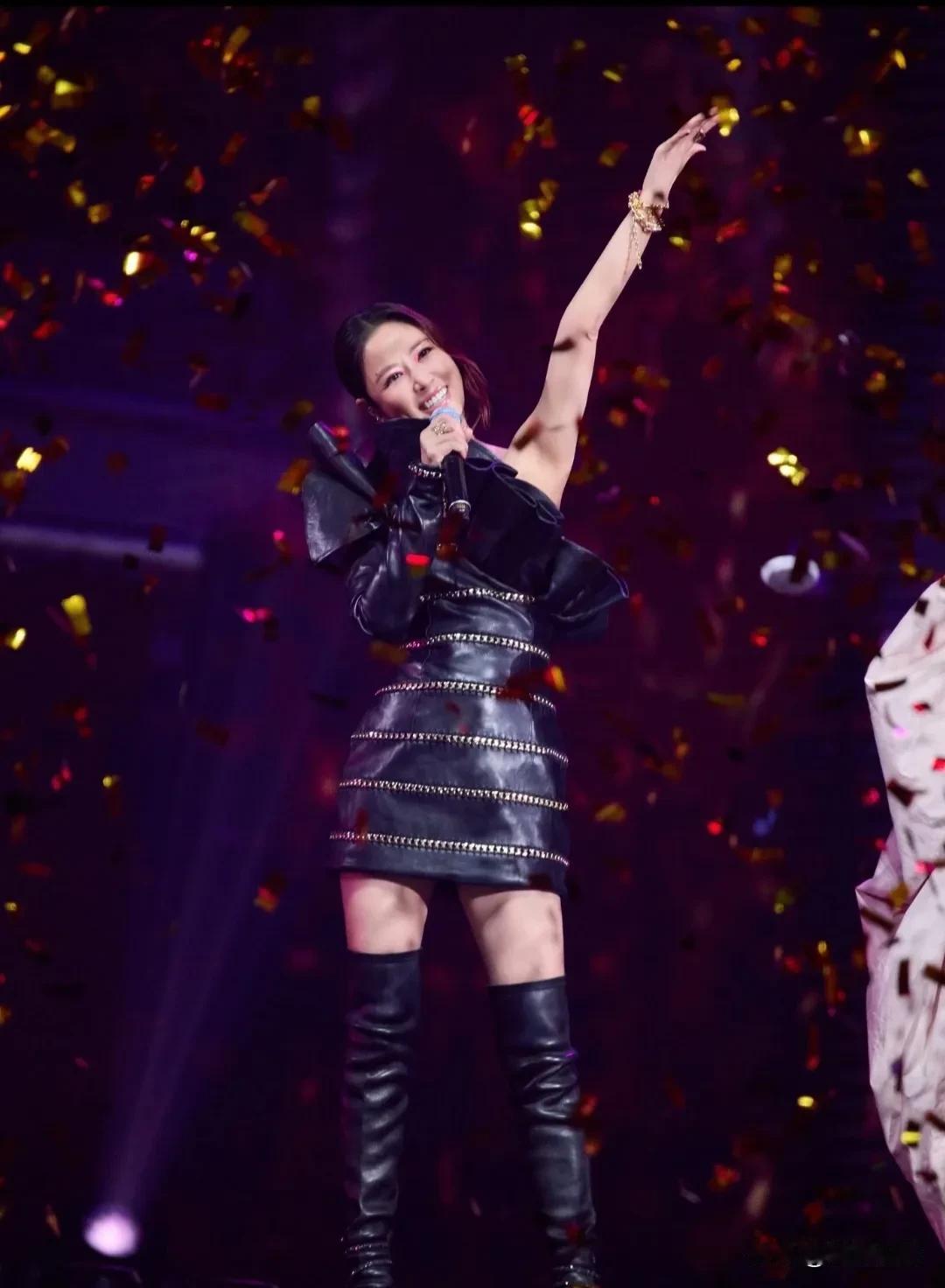 林心如现身张清芳的慈善演唱会上，状态一如既往的好啊，完全没变样。50岁的她，穿