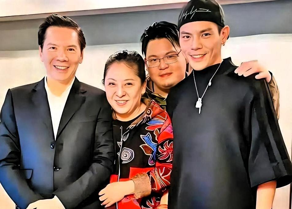 向太把向佑从黑名单里放出来了。在此之前，是向佑自己发了个庆生视频，没人理。他