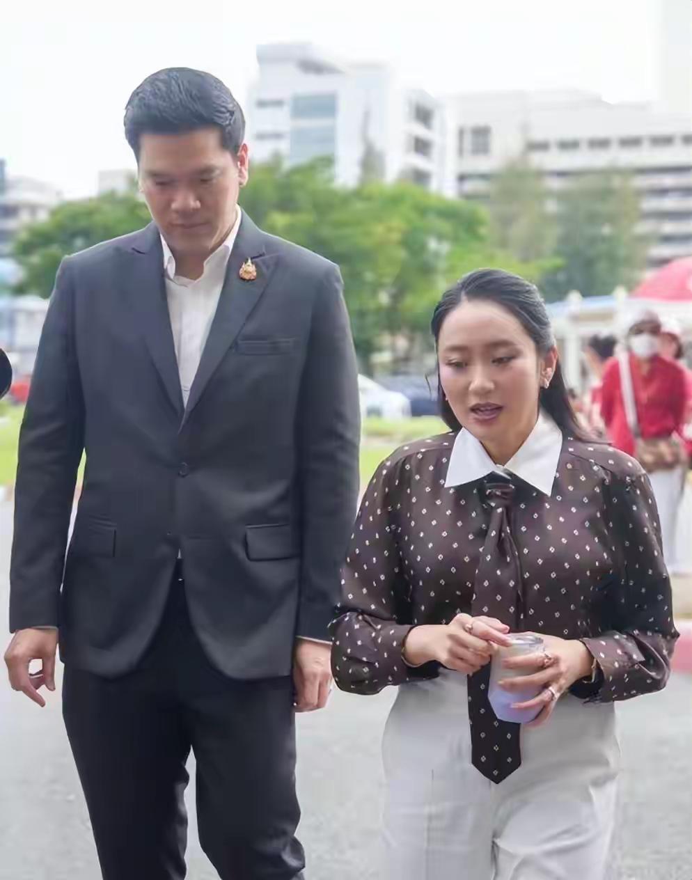 如今佩通坦成了泰国的前任文化部长，现任文化部长是四十岁的萨比达。不得不说，泰国两