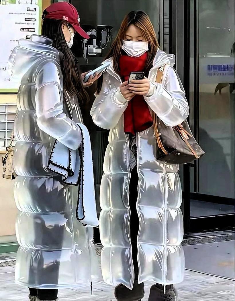这羽绒服是把塑料袋焊身上了？家人们谁懂啊！刷到这透明羽绒服直接给我看愣了，