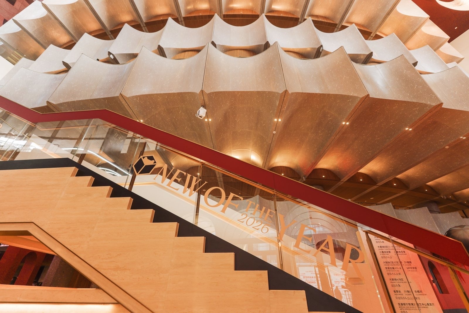 你是蔡文静那她是谁蔡文静惊艳现身天猫NEWty2026盛典，一袭鎏金藤蔓高定礼