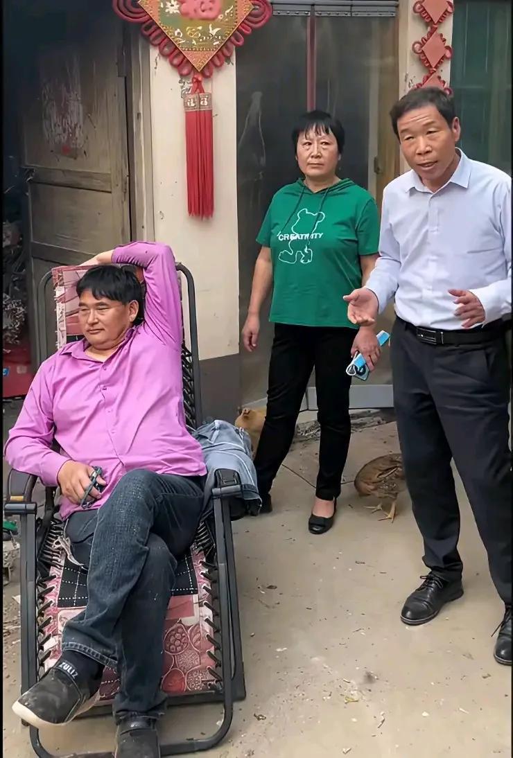 粉丝找上门来，在大衣哥面前一展歌喉，想请大衣哥点拨一下。对此，大衣哥爱搭不理的。