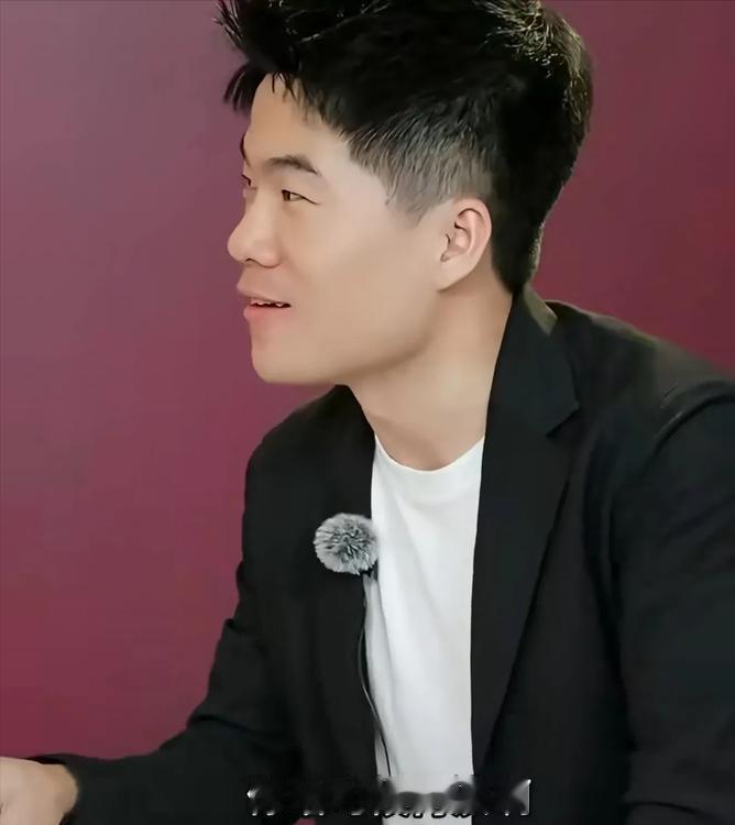 董宇辉问周星驰：“您什么时候能再出来演戏？”周星驰叹了口气说：“我现在对演戏好像