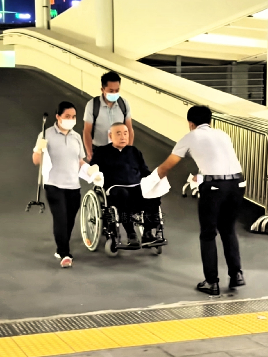 刘銮雄又去看谭咏麟演唱会，依旧提前离场！他上次也是差不多这个时间，就带着甘比和女儿走了，大佬还是很谨