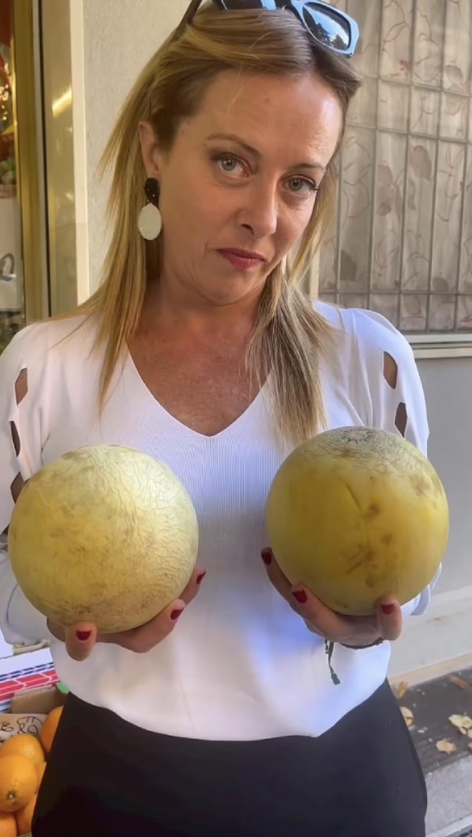 大眼睛美女梅洛尼搞怪卖萌的样子，还是挺可爱；虽然她和前男友很有CP感，但是梅洛