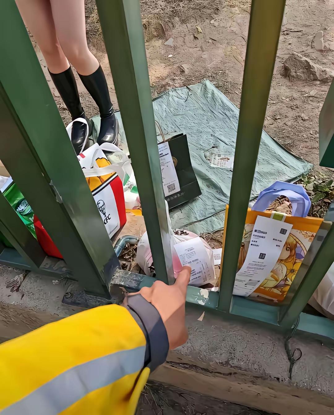 外卖不让进小区，每次都得指着拍照，生怕回头找不着，太麻烦了