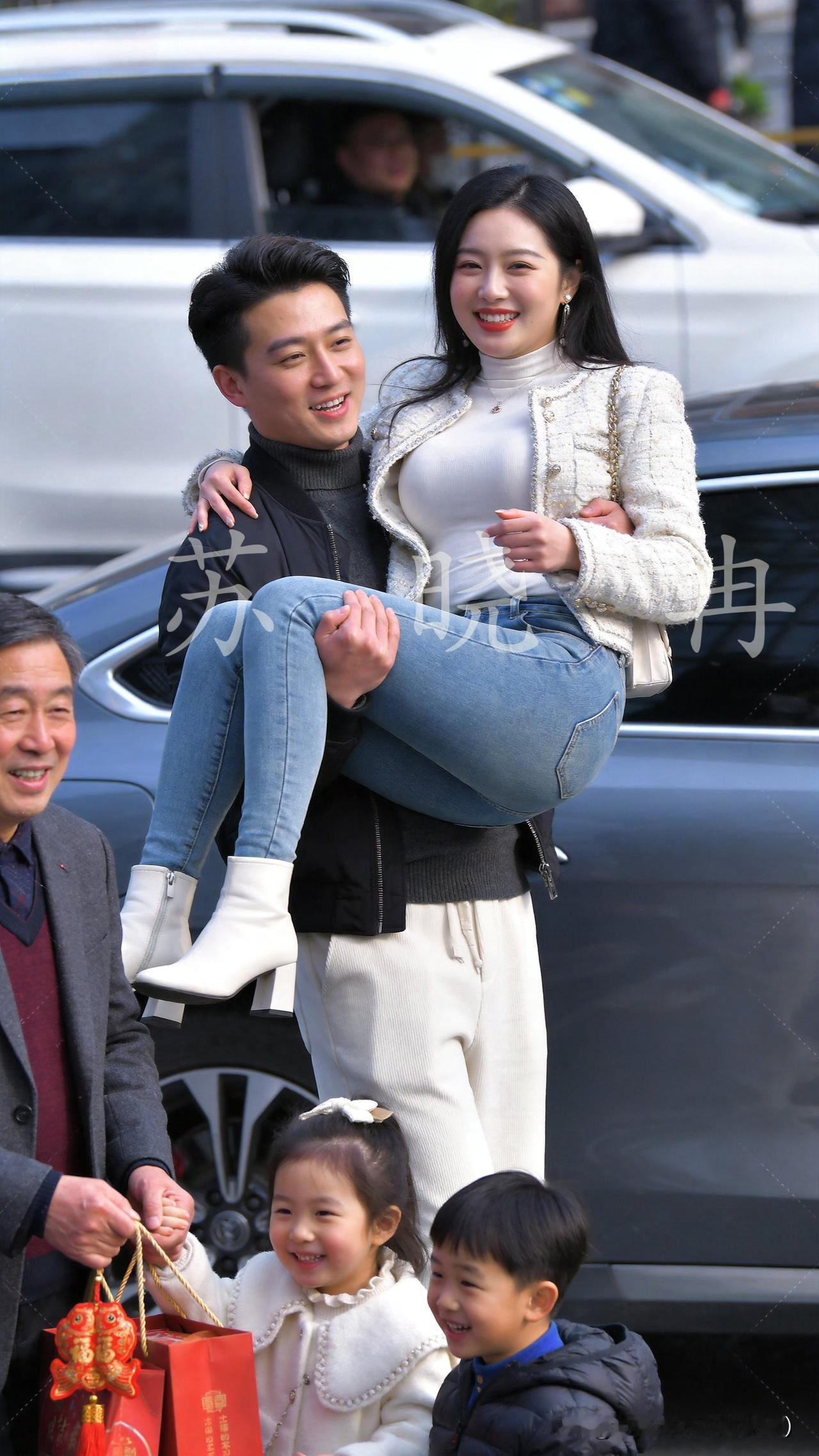 初二回娘家，老公俯身抱起我：“娶你时抱出家门，今日归宁抱进家门”2026丙午