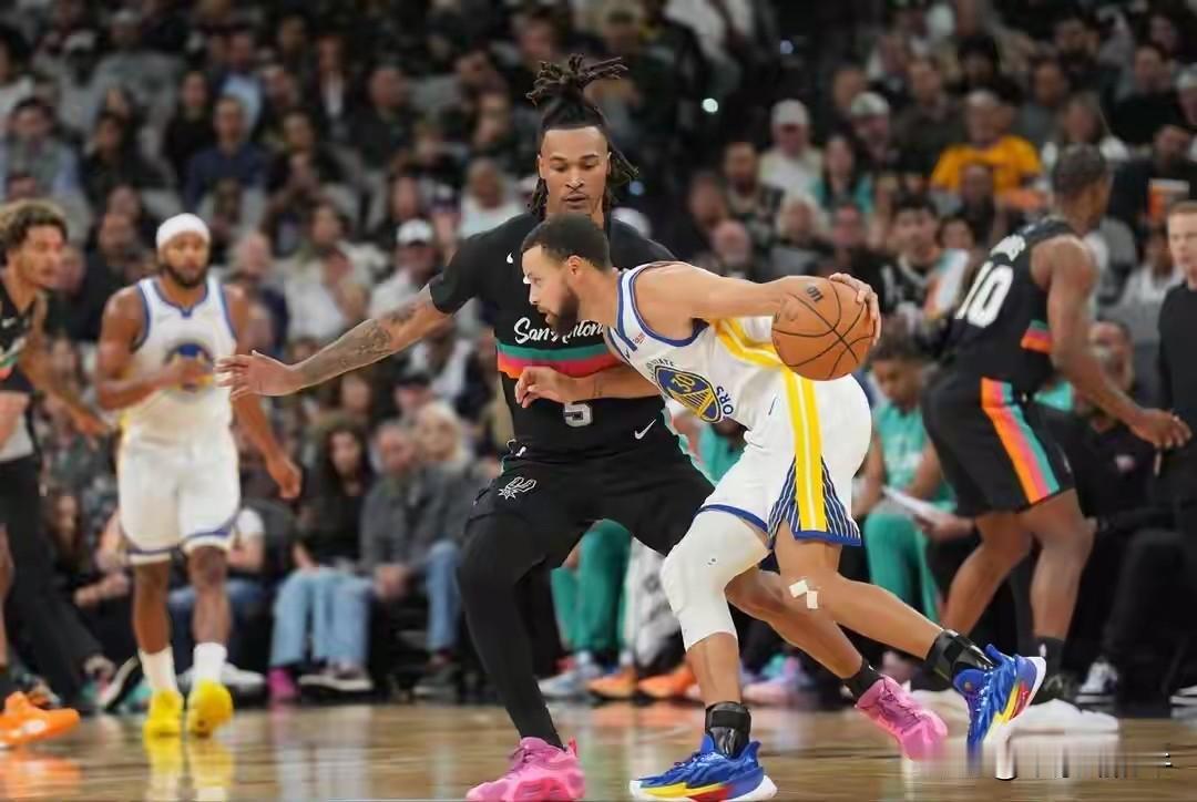 哈登和库里谁是09届第一人，这话题太有争议性了。从荣誉看库里手握4次总冠军和1