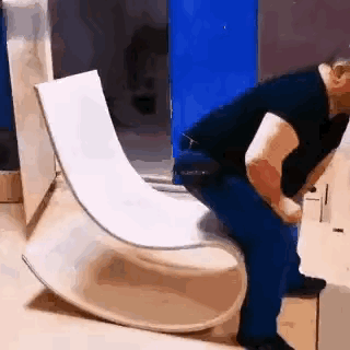 好家伙！一个敢设计，一个真敢坐