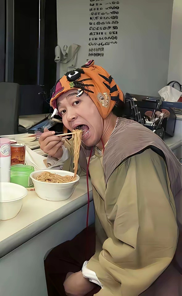 暑假档，贾玲和周星驰要对打了。一个《转念花开》，一个《功夫女足》。但最有意思的，