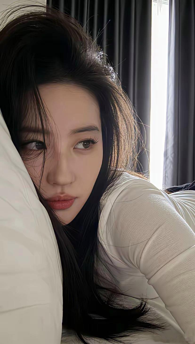 刘亦菲的皮肤也太好了吧！细腻透亮又白皙，素颜都自带柔光，真·天生好底子