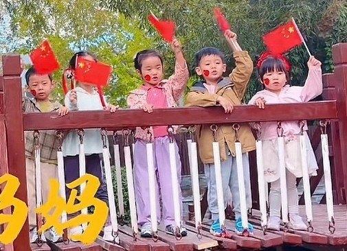 4岁李夏在爸爸李亚鹏办的幼儿园举红旗庆国庆，海哈金喜离婚后没给女儿转学一个人带娃参加，网友看愣：这孩
