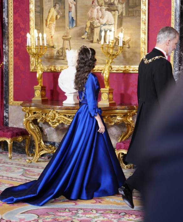 西班牙王后访华前马德里王宫出席晚宴，穿宝石蓝礼服戴皇冠，背影照气质卓绝！11月4