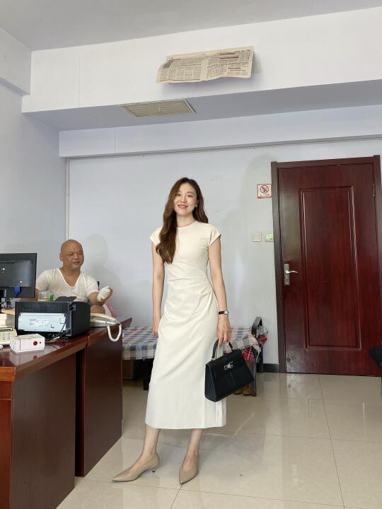 这条白裙把我“包装”成了优雅大佬😎