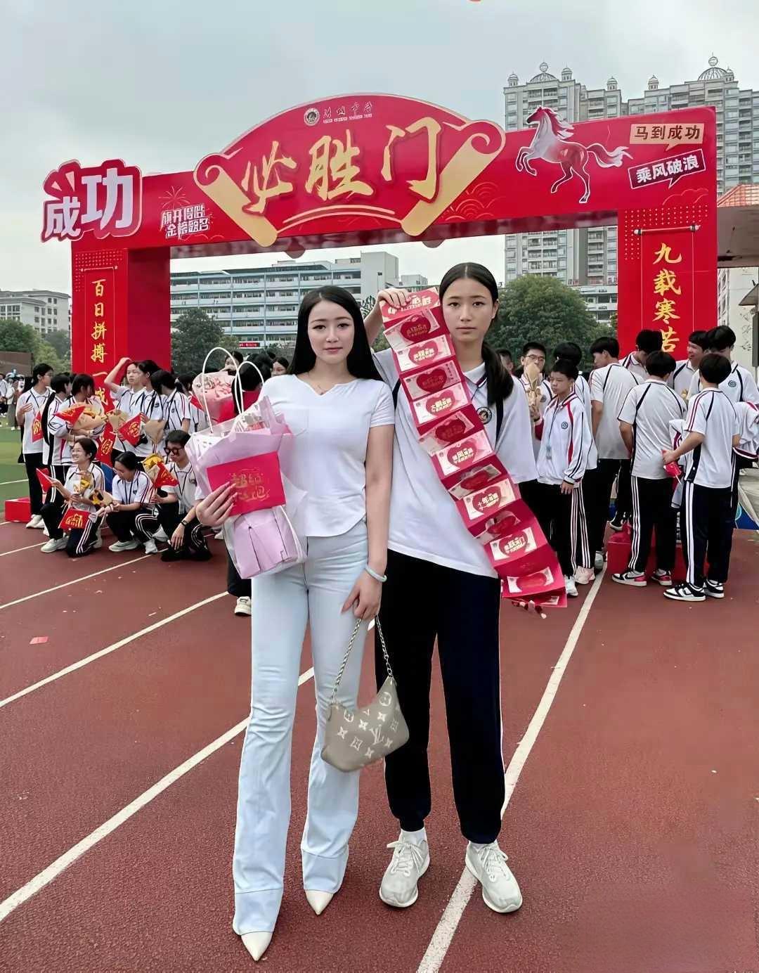 这绝对是我见过最年轻的妈妈，这点我毫不怀疑！来参加孩子高考百日誓师，母女俩站在