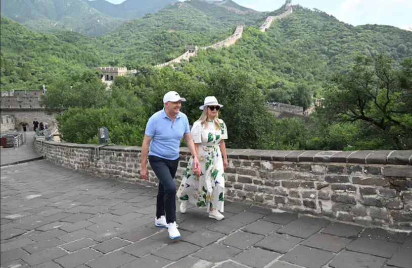 澳大利亚总理阿尔巴尼斯与未婚妻朱迪·海顿一起爬长城。澳大利亚广播公司7月16