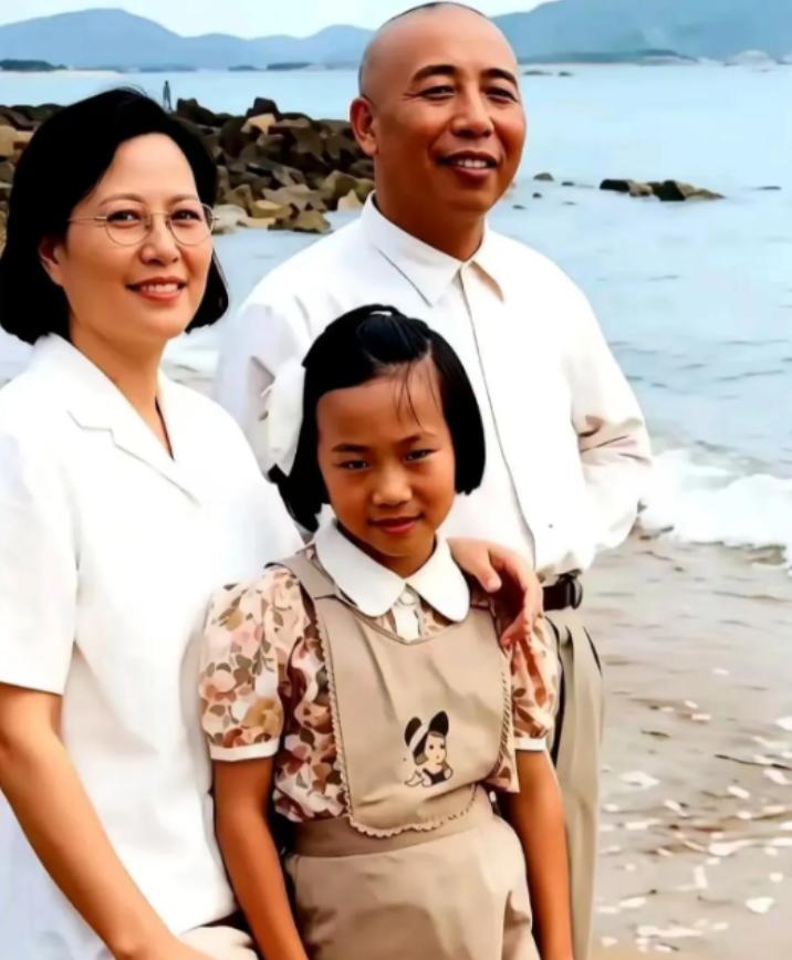 1972年，65岁的开国上将宋时轮娶了32岁的郑晓存，而郑晓存不是别人，正是他亡