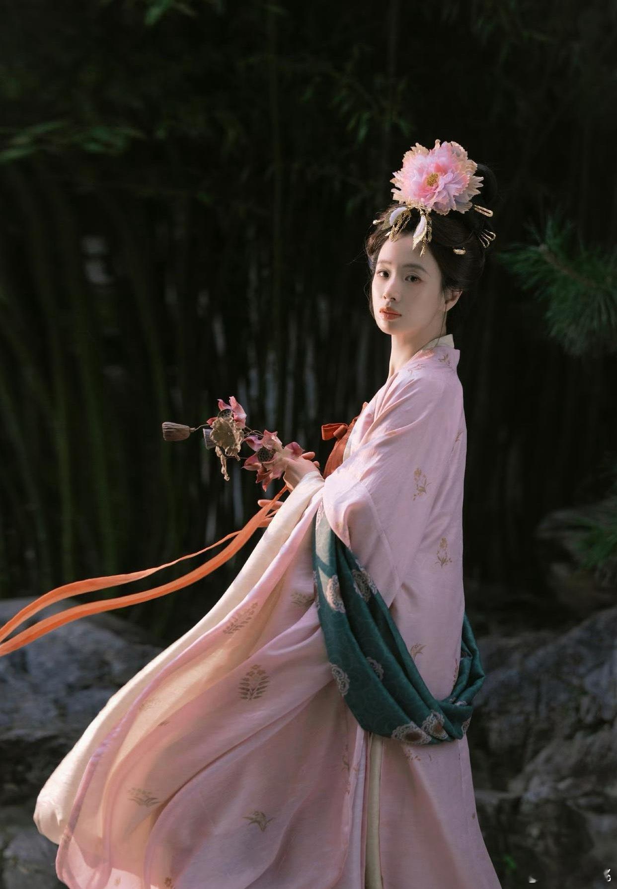 1.李梦不算耍大牌，她读书的时候脾气就很差，对大家都是一视同仁发脾气。2.杨幂跟