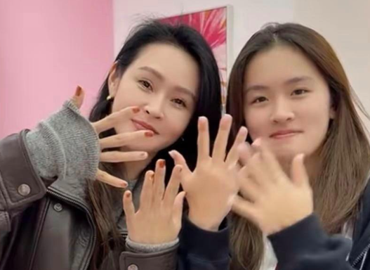 <em>于明加</em>带14岁女儿染发做美甲