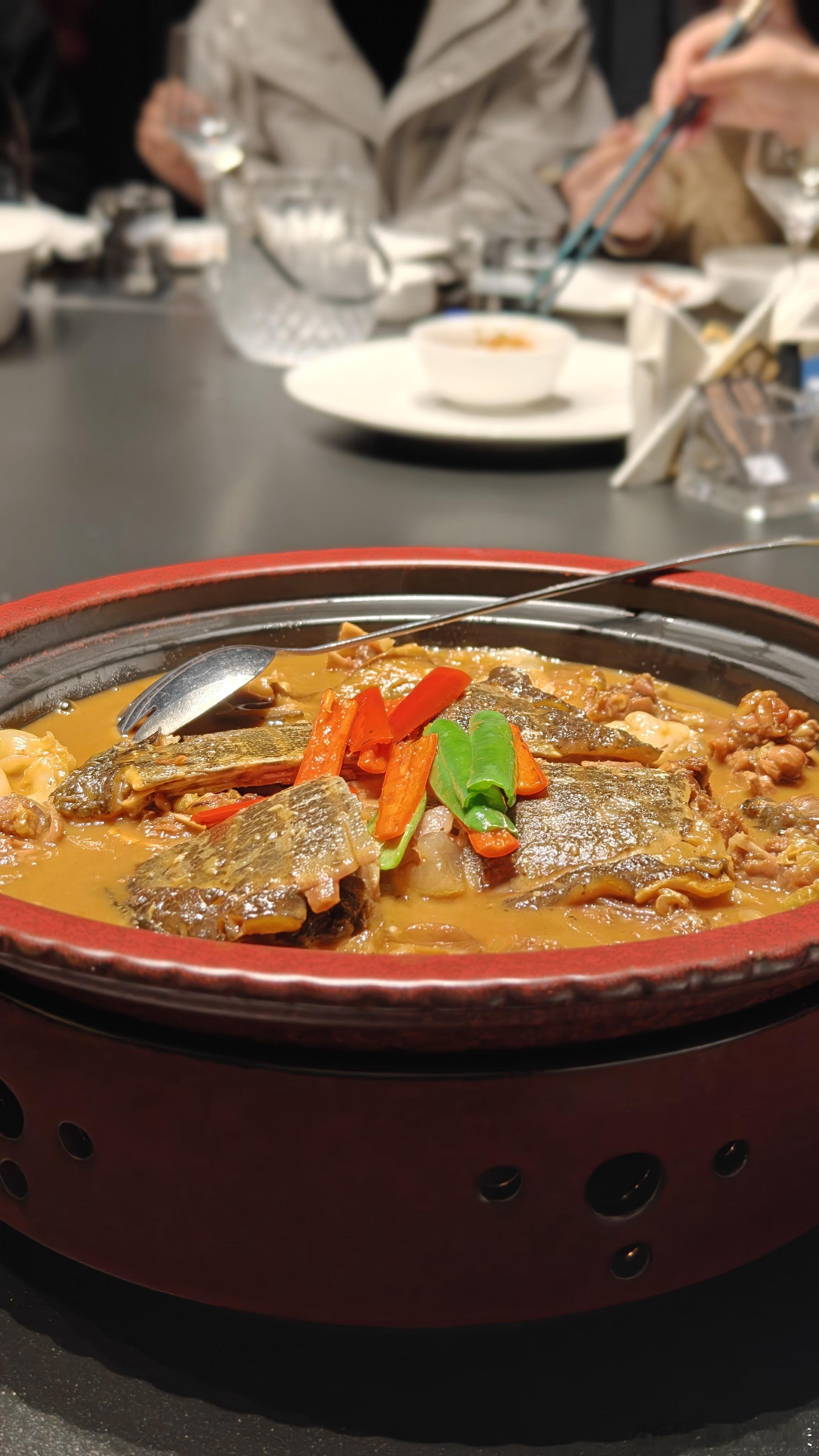 分享一下昨晚「不以物喜」的团年饭，我们去了渝中区特色菜好评榜第一名的俏园饭店。店